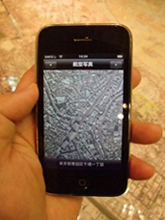 写真６　ｉＰｈｏｎｅ端末で床の地図と同じ方位で地図が表示される