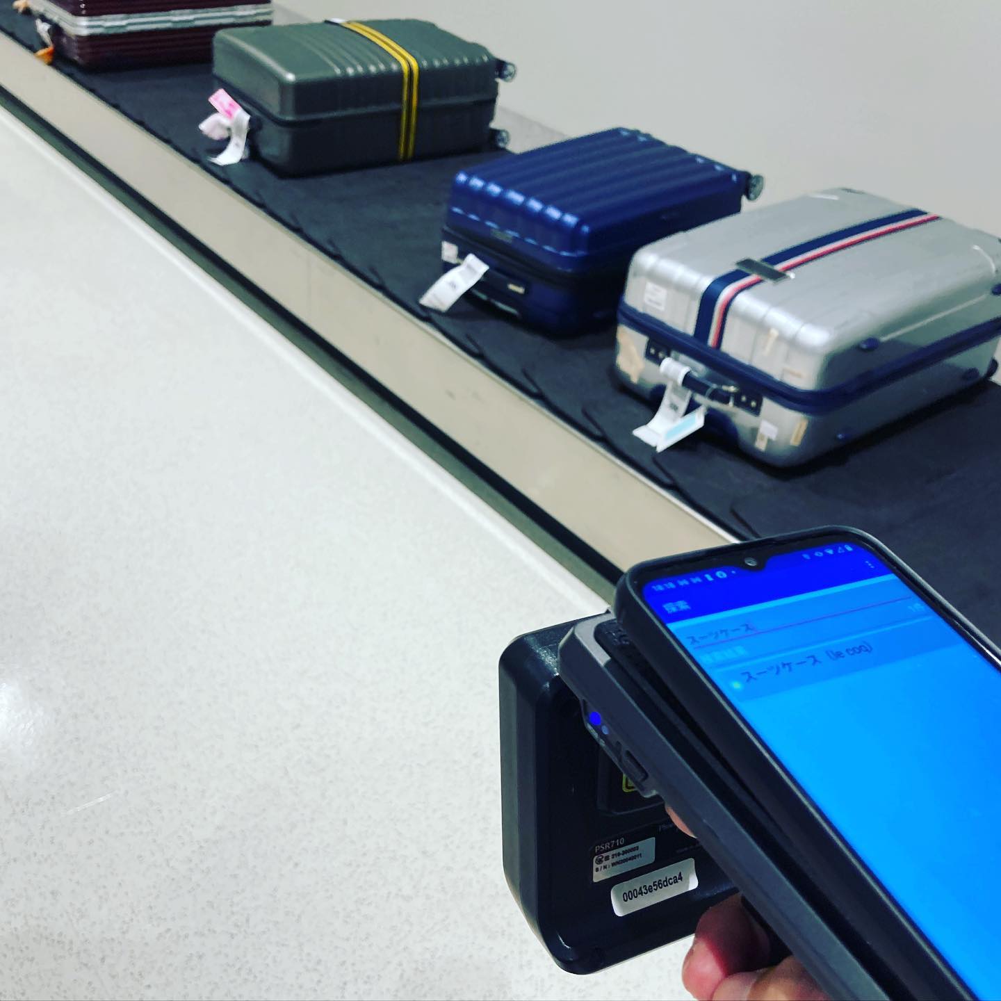 図２：手荷物受取所にスーツケースを探索